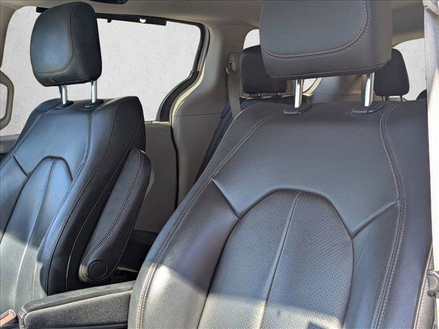 Used 2018 Chrysler Pacifica Touring-L image 11