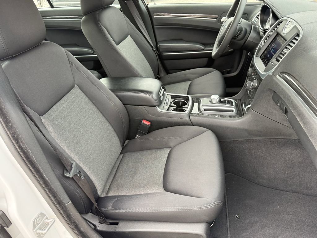 Used 2022 Chrysler 300 Touring image 39