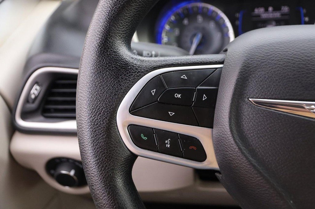 Used 2021 Chrysler Voyager Lxi image 12