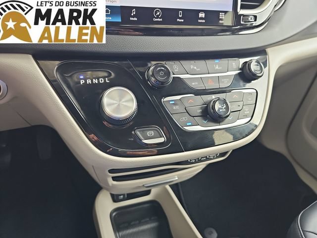 Used 2023 Chrysler Pacifica Touring-L FWD image 17