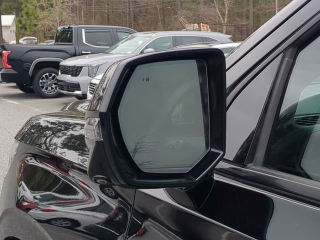 Used 2021 Chevrolet Suburban RST w/ Luxury Package image 14