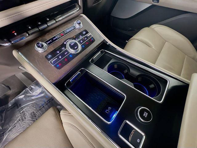 Used 2020 Lincoln Aviator Reserve w/ Equipment Group 202A image 25