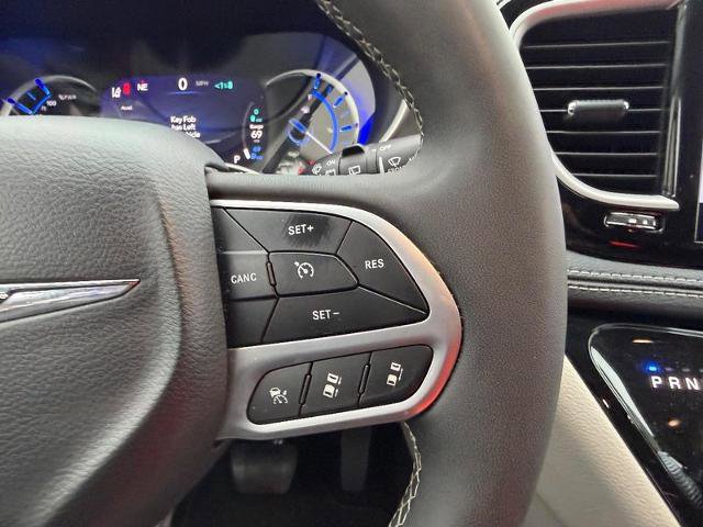 Used 2024 Chrysler Pacifica Limited FWD image 17