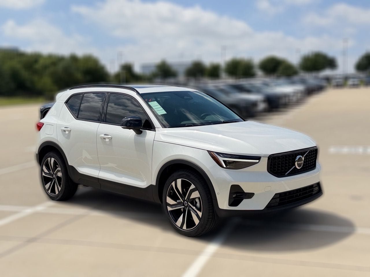 New 2026 Volvo XC40 B5 Plus w/ Climate Package AWD/4WD image 4