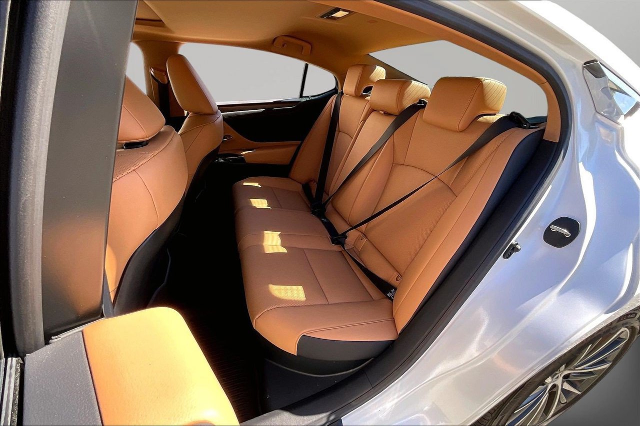 Used 2025 Lexus ES 300h w/ Premium Package FWD image 23