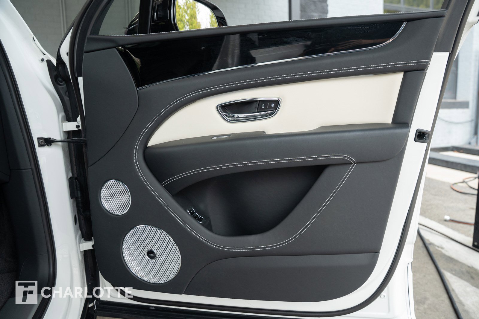 Used 2024 Bentley Bentayga image 29