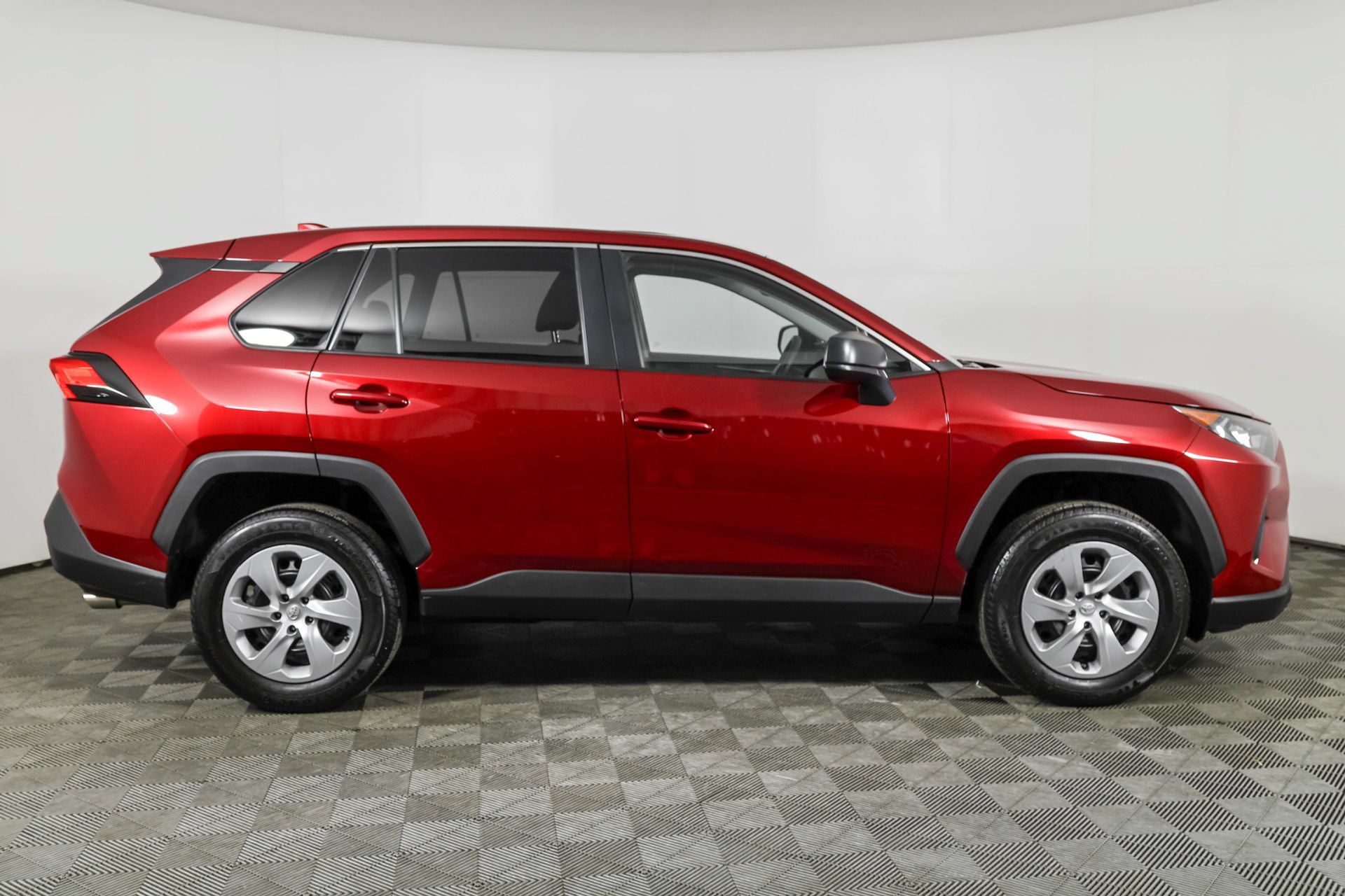 Used 2022 Toyota RAV4 LE AWD/4WD image 13