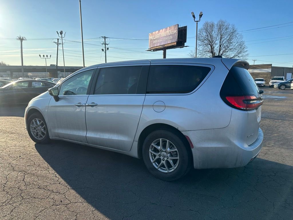 Used 2024 Chrysler Pacifica Touring-L image 13