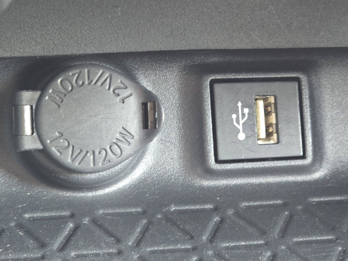 Used 2025 Toyota RAV4 LE FWD image 7