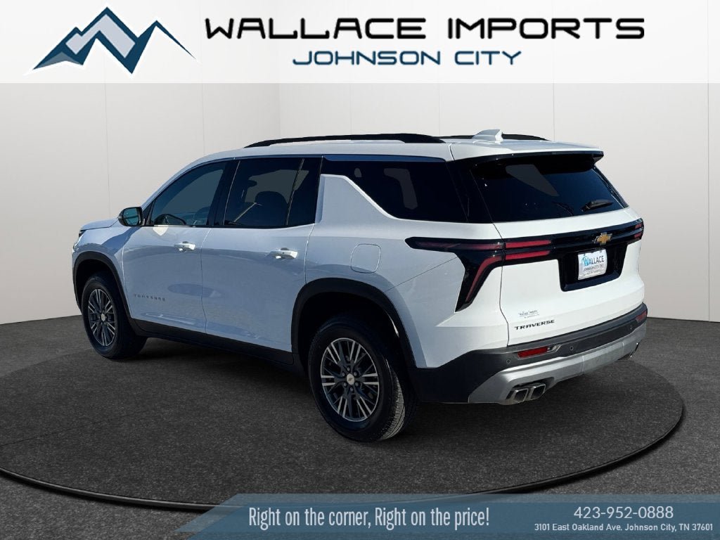 Used 2025 Chevrolet Traverse LT FWD image 3