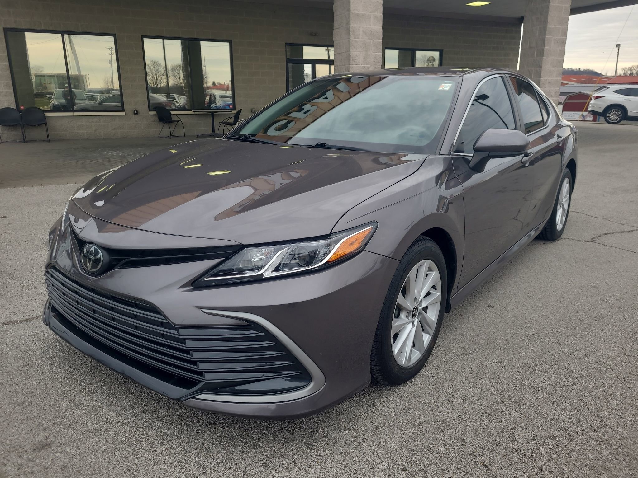 Used 2022 Toyota Camry LE image 7