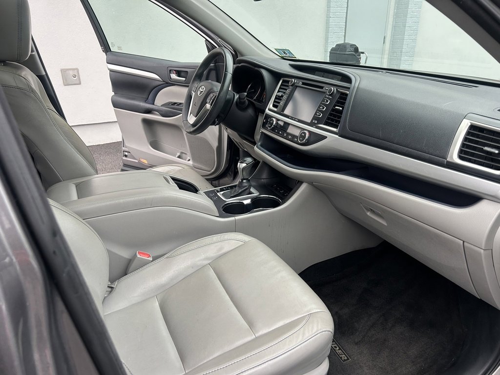 Used 2016 Toyota Highlander XLE image 16