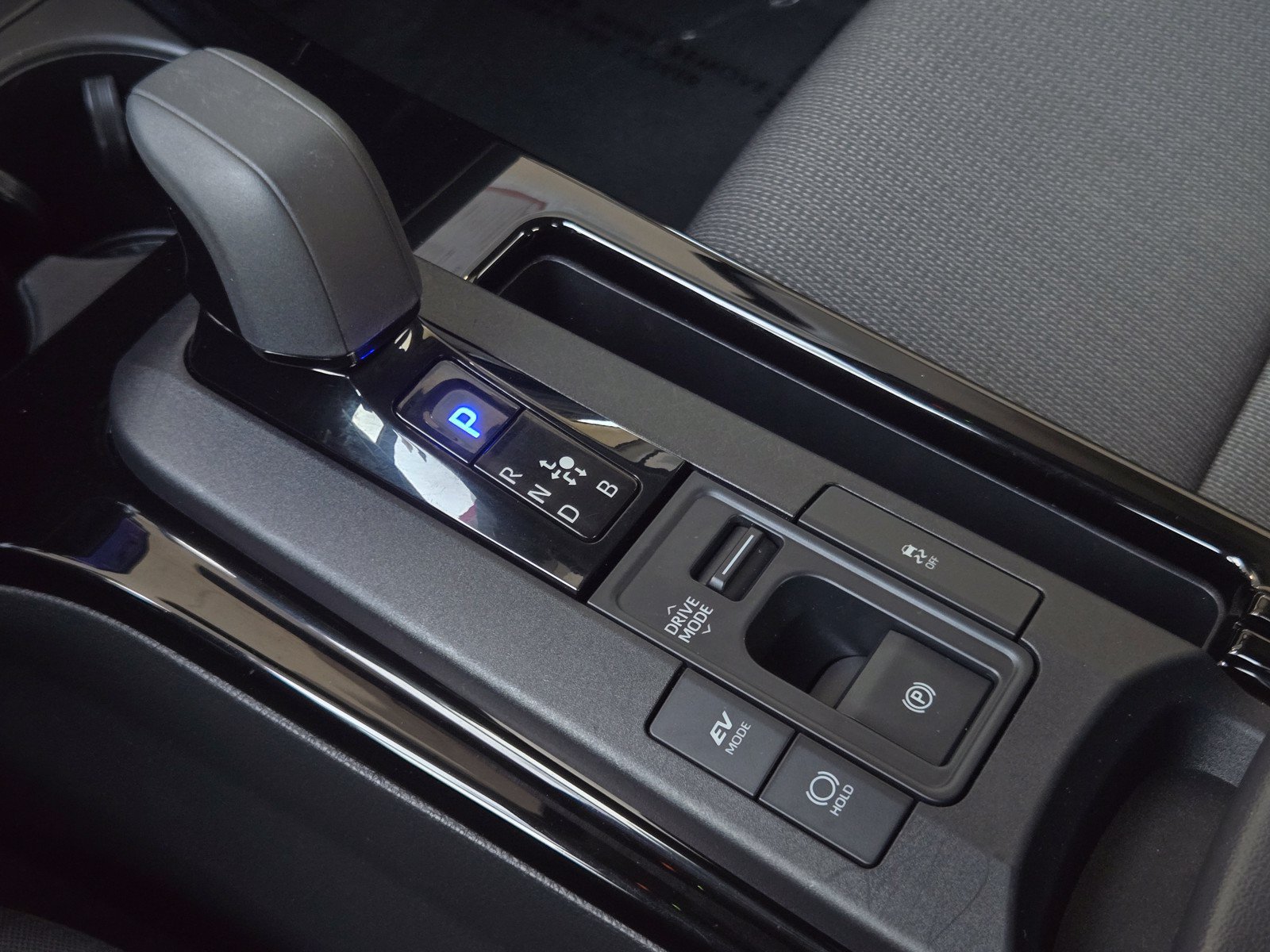 Certified 2025 Toyota Prius LE FWD image 16