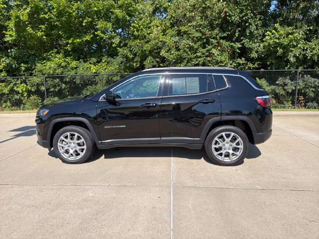 Used 2024 Jeep Compass Latitude AWD/4WD image 2