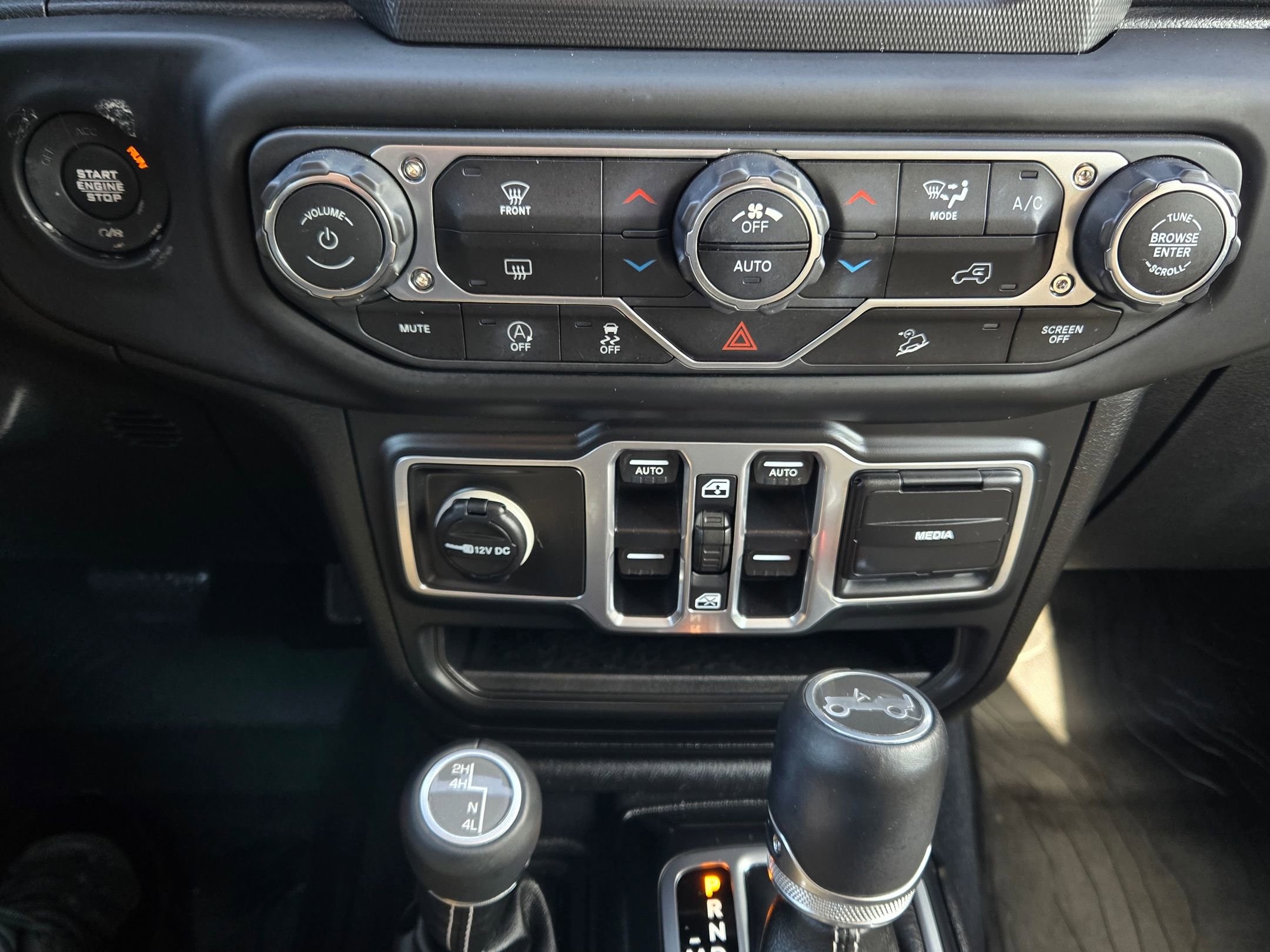 Used 2018 Jeep Wrangler Unlimited Sahara AWD/4WD image 29