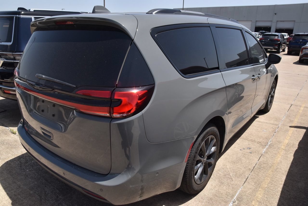 Used 2021 Chrysler Pacifica Touring-L w/ Uconnect Theater Family Group FWD image 4