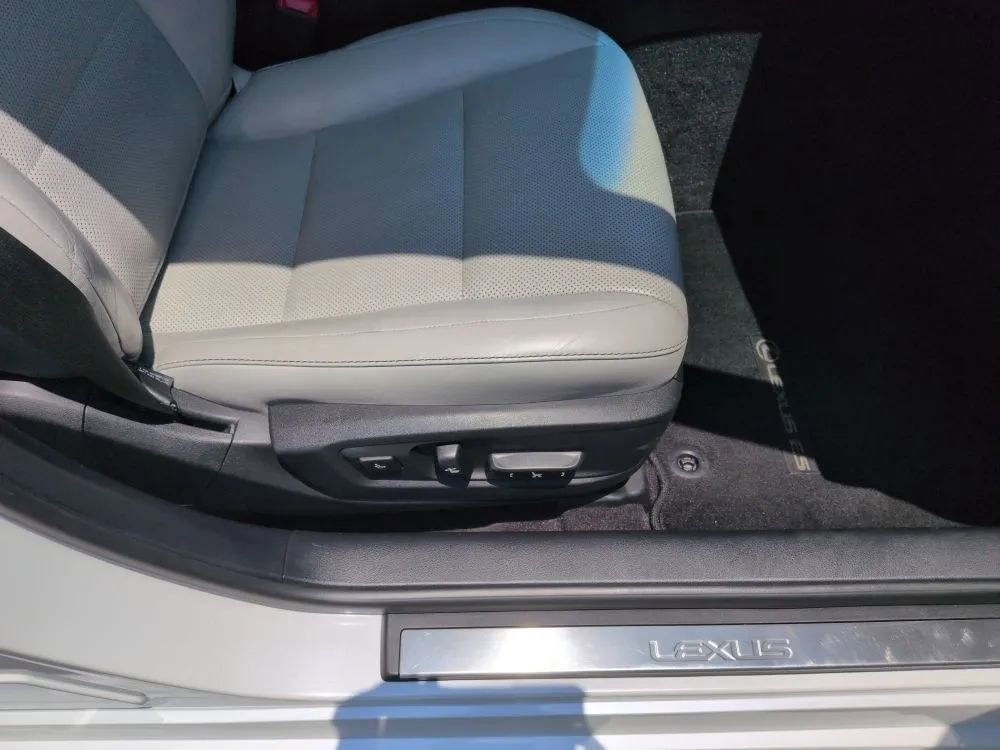 Used 2015 Lexus ES 300h image 11