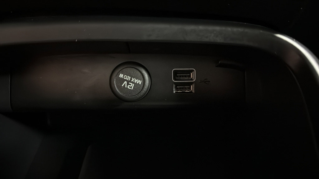 Used 2022 Volvo XC40 T5 Momentum image 33