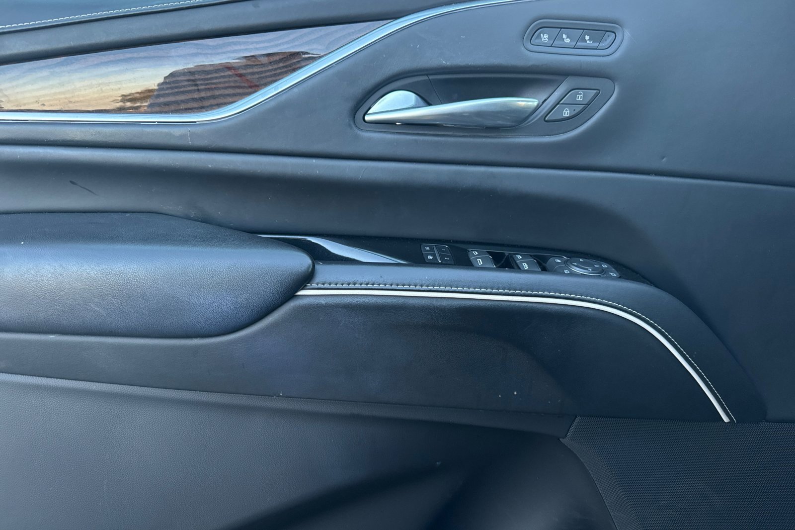 Used 2023 Cadillac Escalade Sport Platinum w/ LPO, ONYX Package image 11