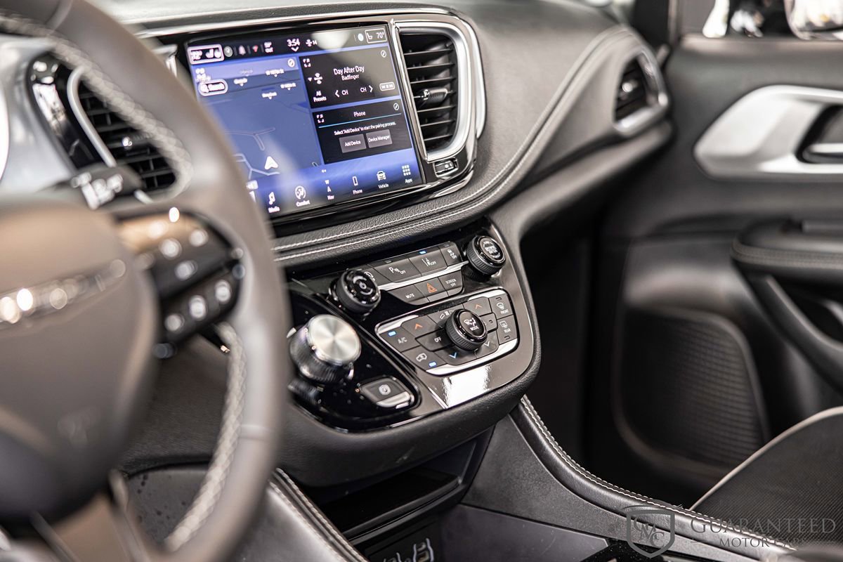 Used 2025 Chrysler Pacifica Limited FWD image 23