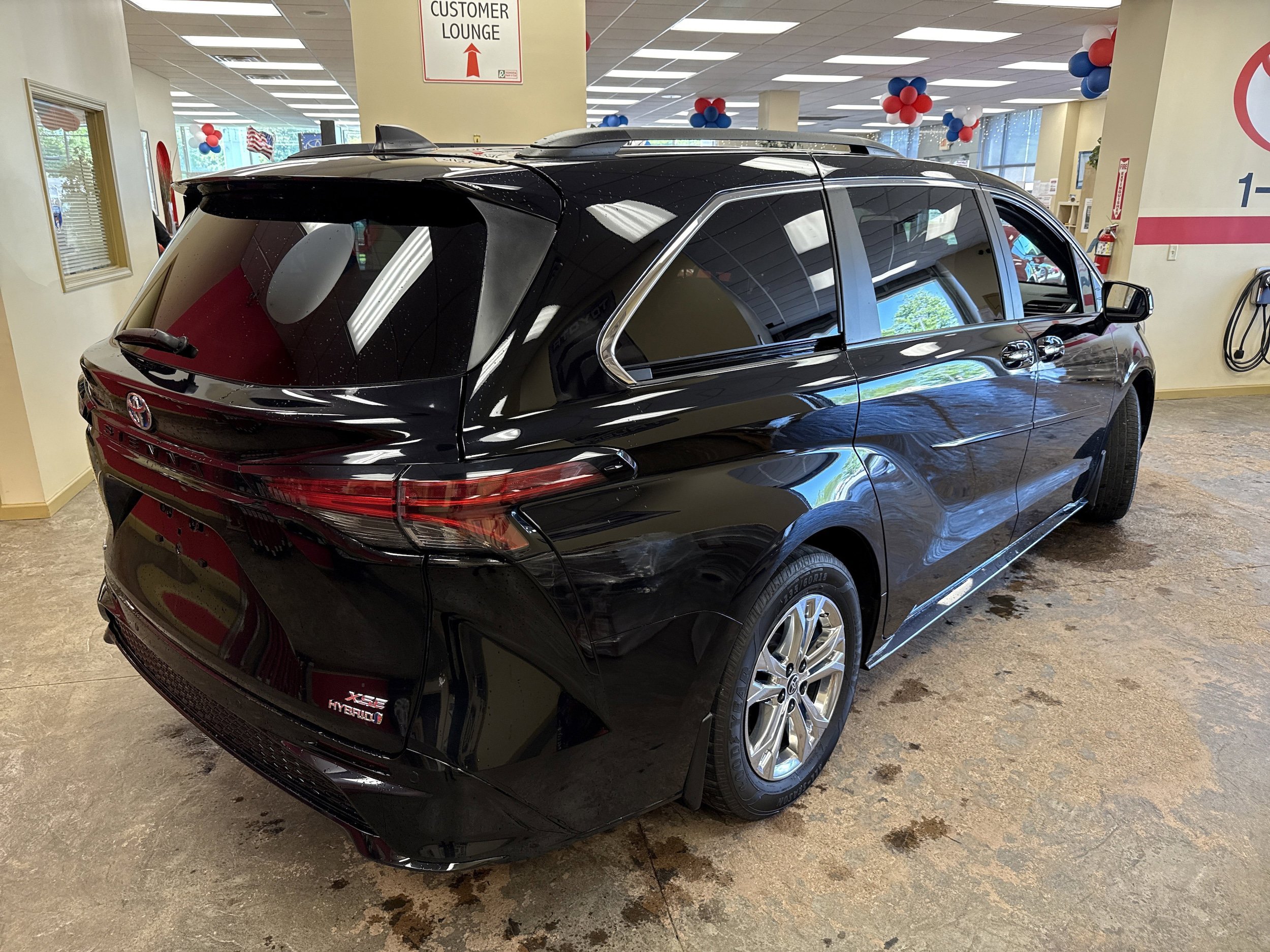 Used 2023 Toyota Sienna XSE w/ XSE Plus Package AWD/4WD image 12