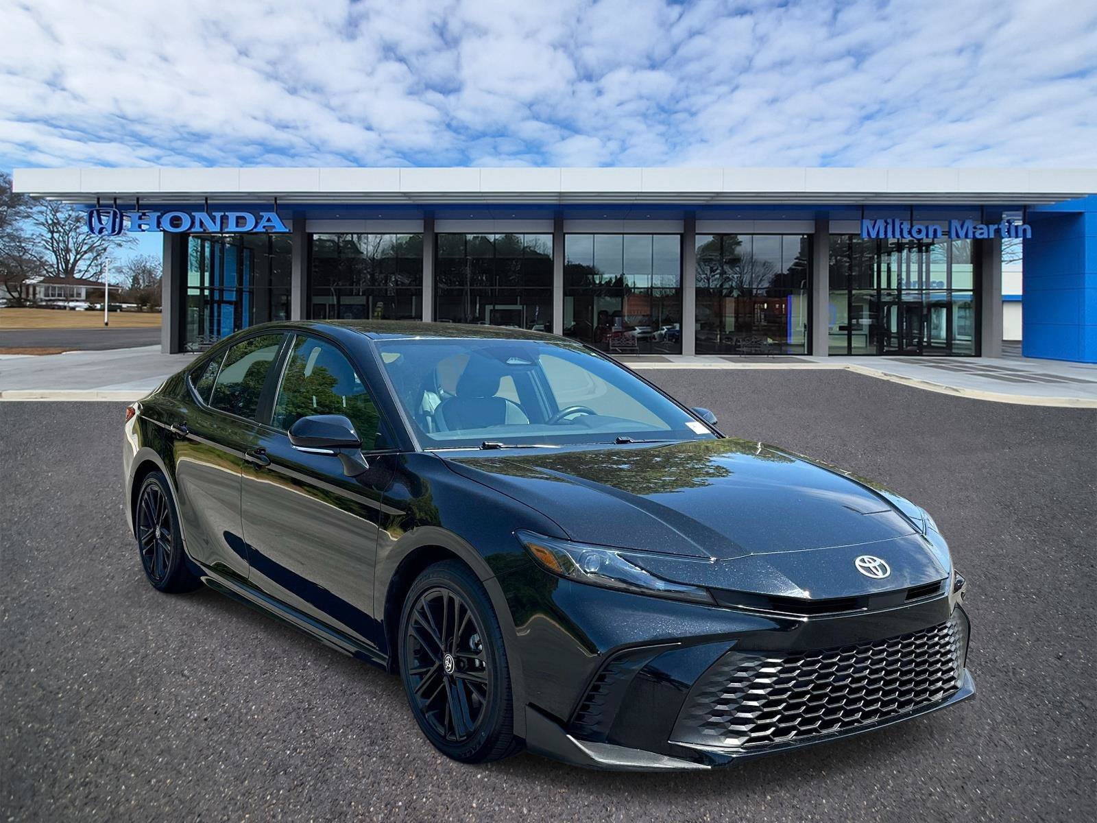 Used 2025 Toyota Camry SE FWD image 1