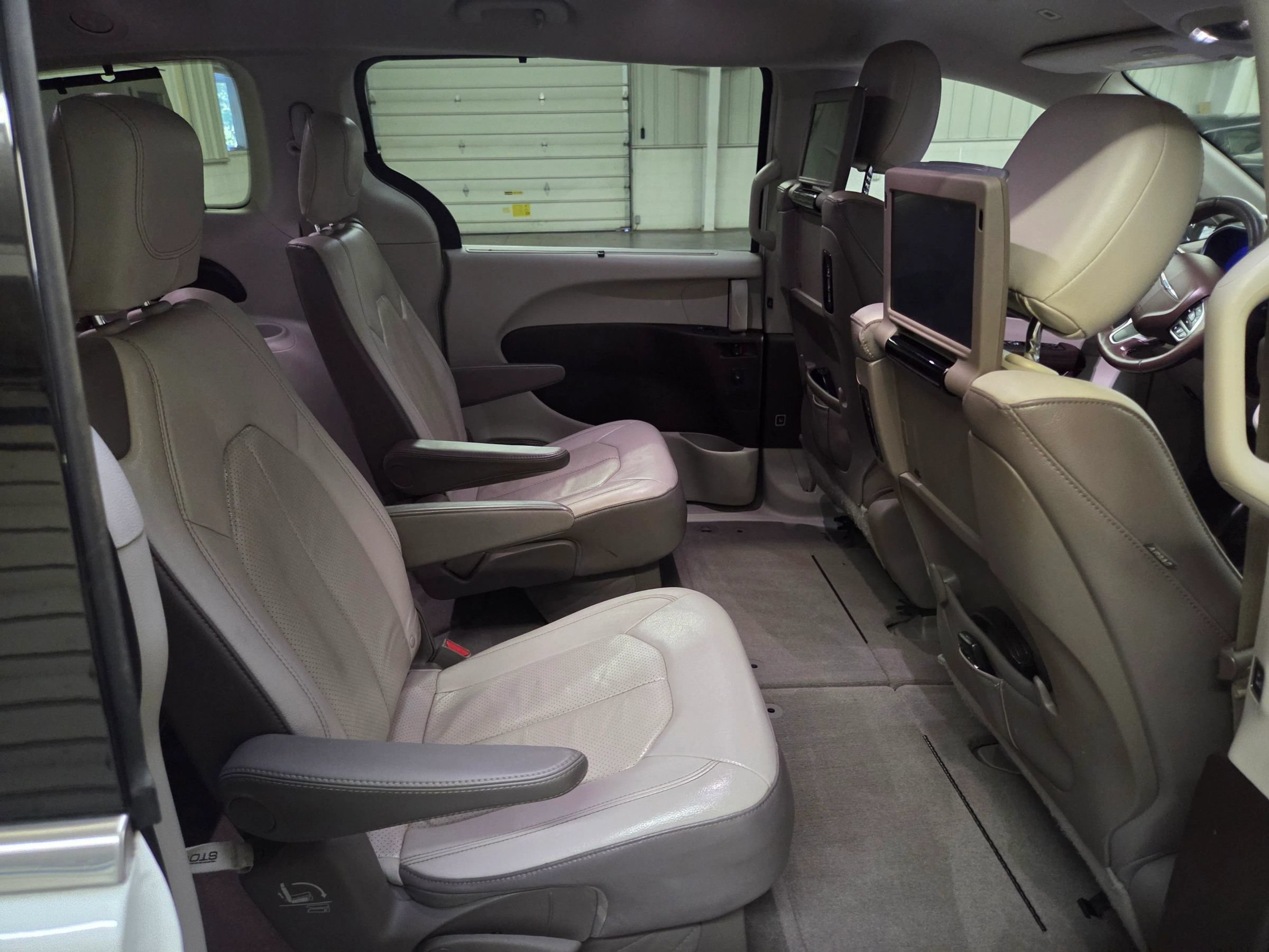 Used 2018 Chrysler Pacifica Touring-L Plus FWD image 35