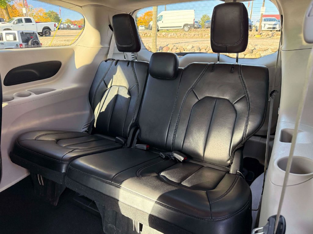 Used 2023 Chrysler Pacifica Touring-L FWD image 12