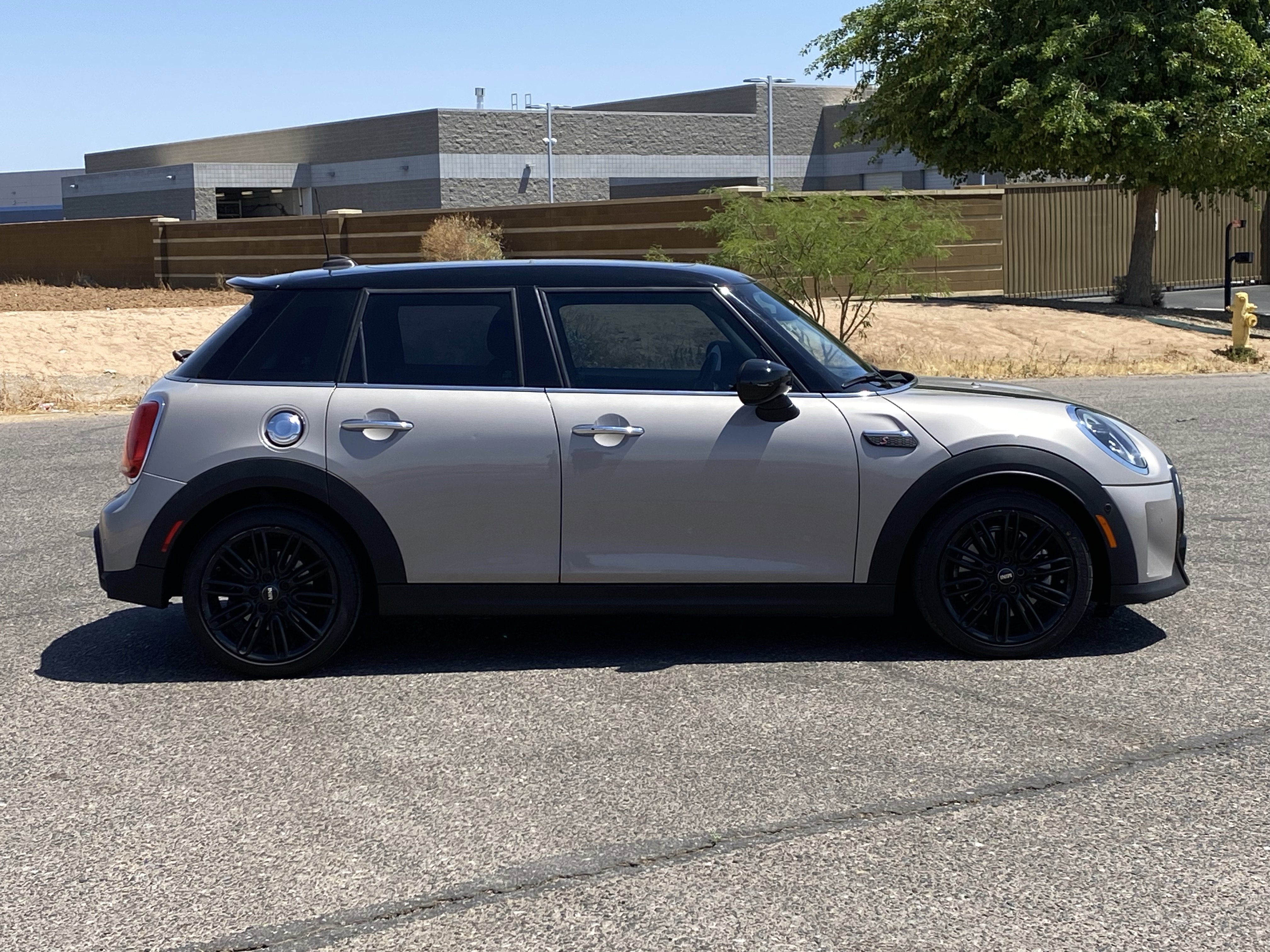 Used 2022 MINI Cooper S w/ Driver Assistance Package FWD image 2