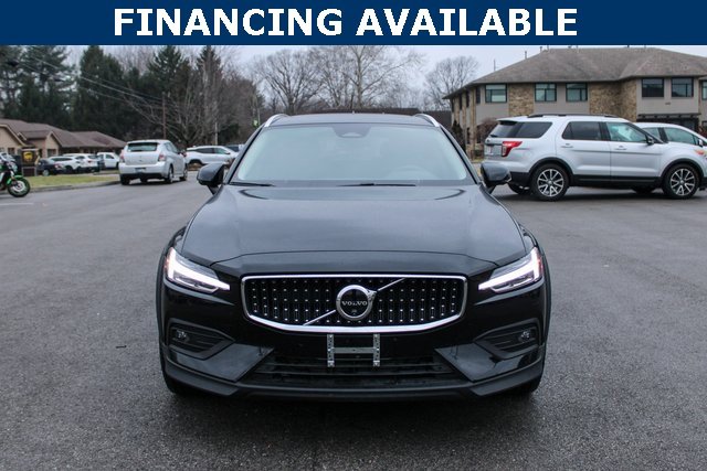 Used 2025 Volvo V60 B5 Cross Country Plus image 3