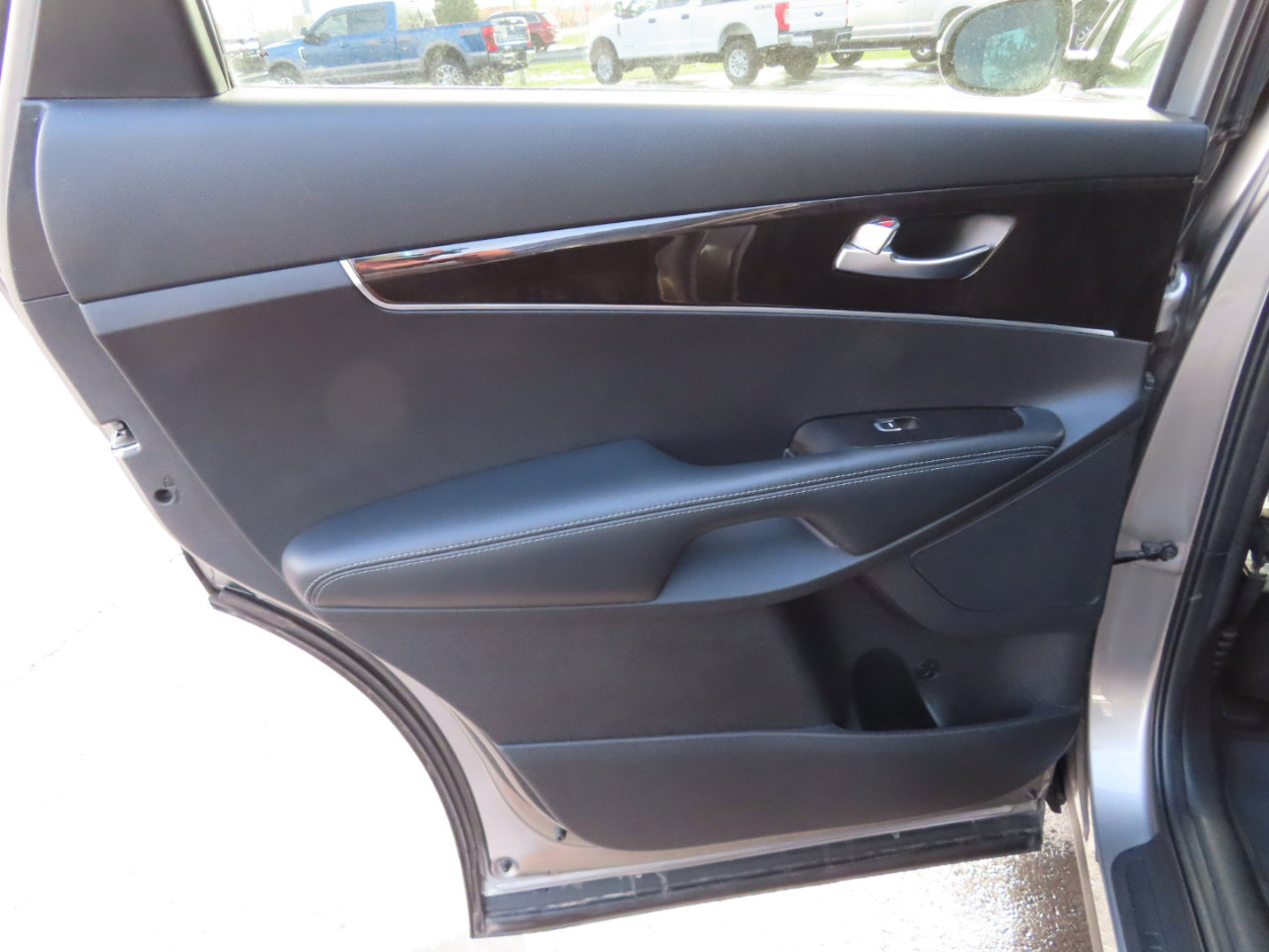 Used 2017 Kia Sorento LX w/ LX Convenience Package image 37