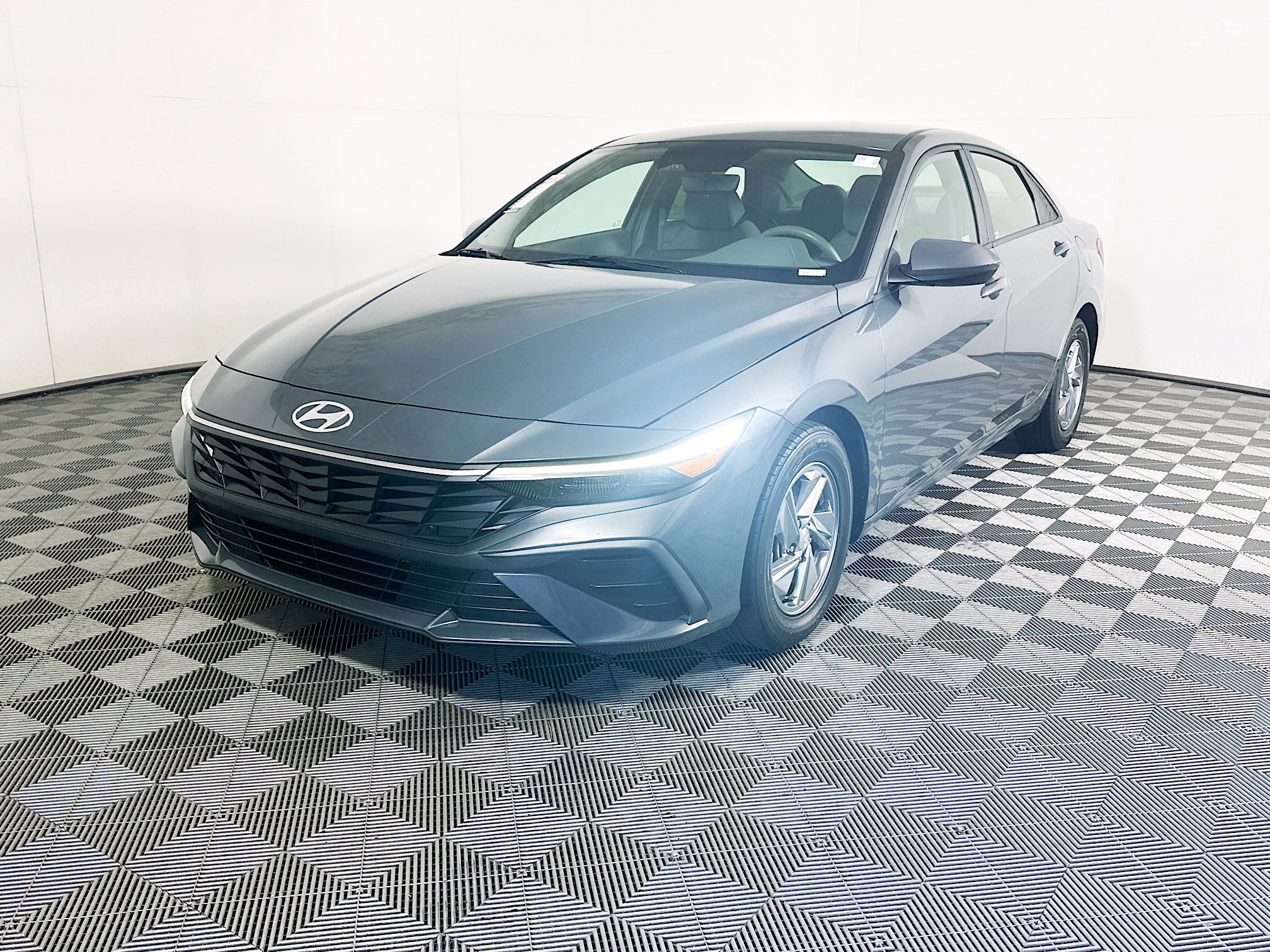 Used 2024 Hyundai Elantra SE FWD image 7