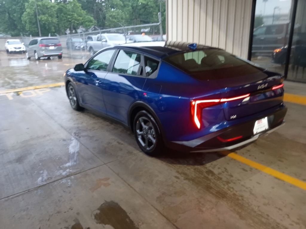 Used 2025 Kia K4 LXS FWD image 8