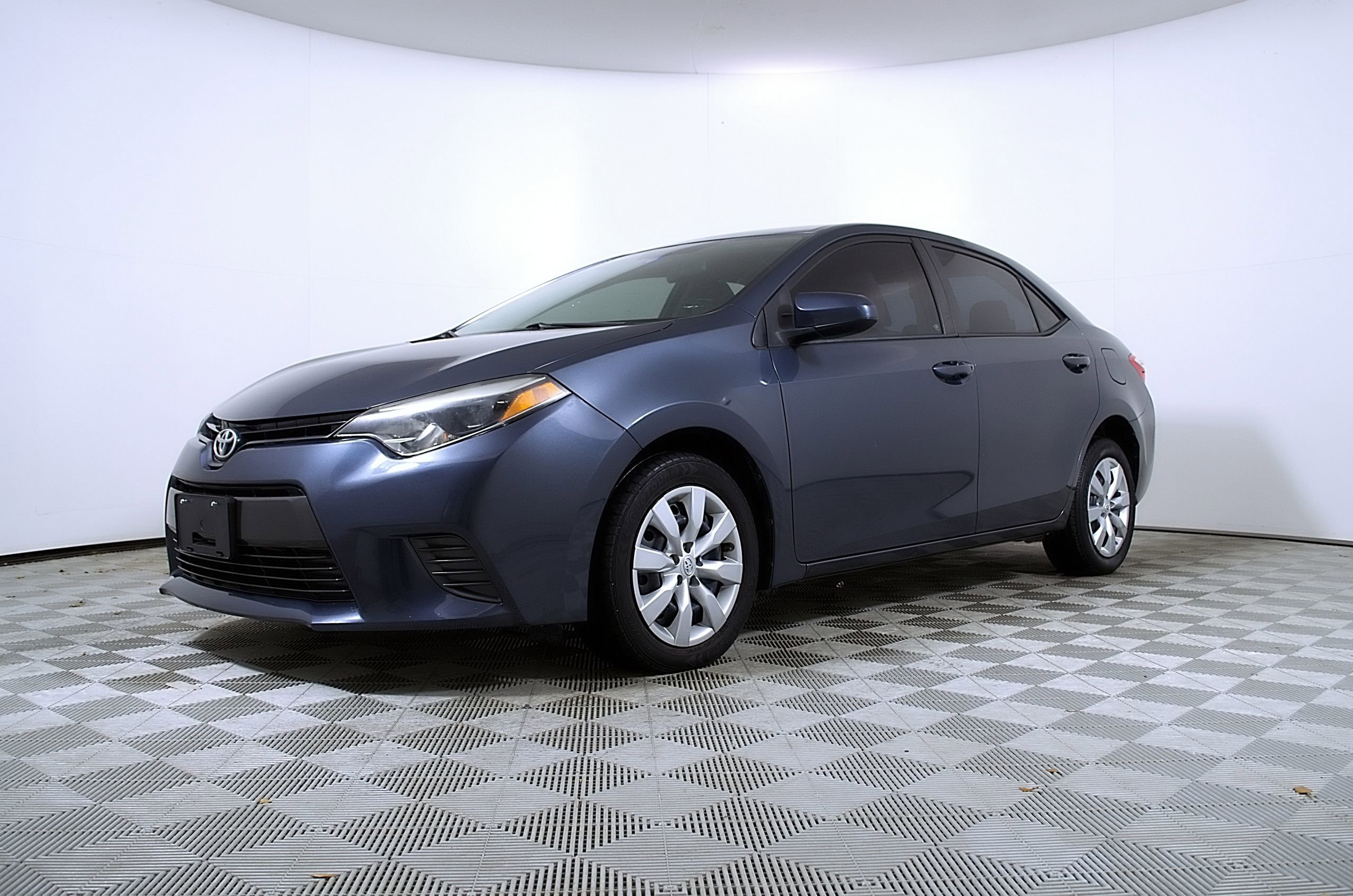 Used 2016 Toyota Corolla LE FWD image 2