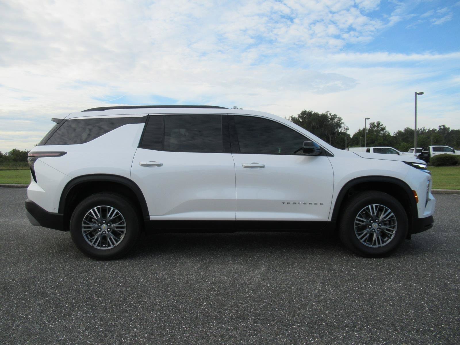 Used 2024 Chevrolet Traverse LT w/ Enhanced Driving Package FWD image 2