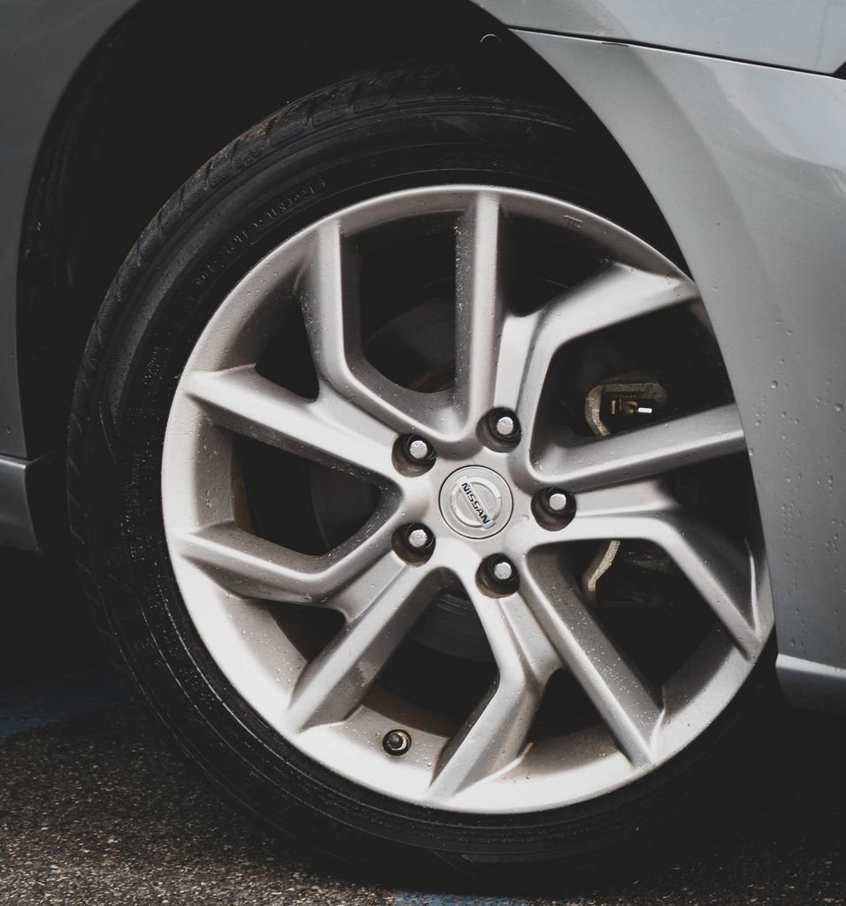 Used 2014 Nissan Sentra SR w/ Premium Package FWD image 2
