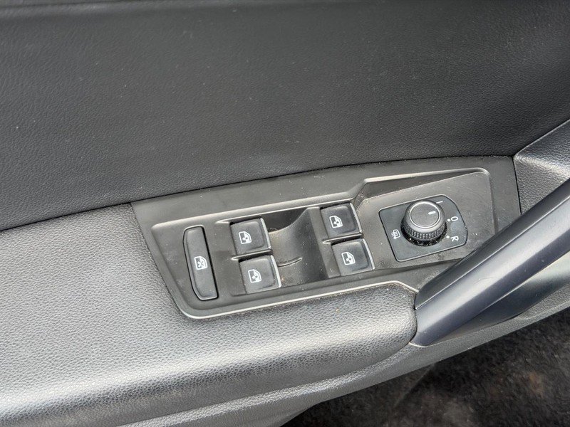 Used 2021 Volkswagen Tiguan SE w/ Panoramic Sunroof Package AWD/4WD image 16