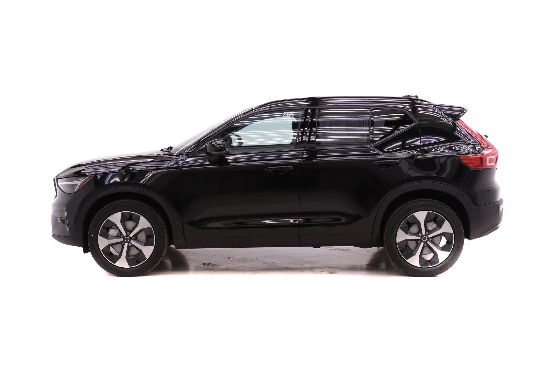 New 2026 Volvo XC40 B5 Plus w/ Protection Package Premier AWD/4WD image 3