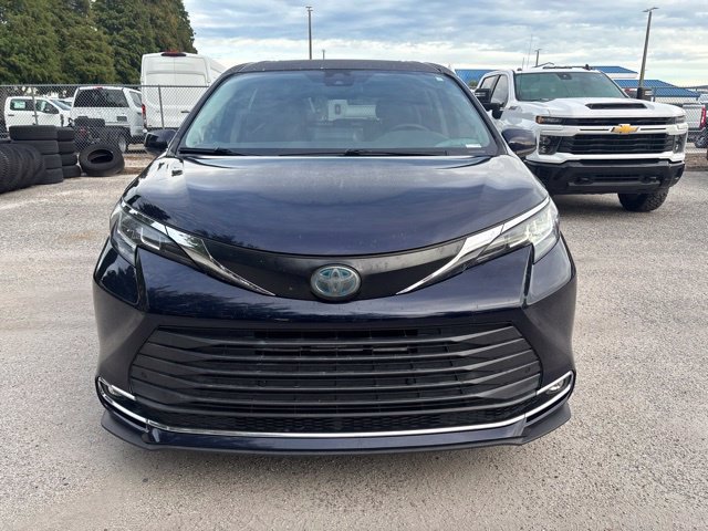 Used 2021 Toyota Sienna XLE w/ XLE Plus Package FWD image 2
