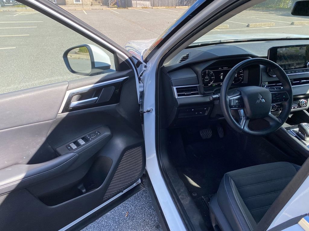 Used 2023 Mitsubishi Outlander SE image 10