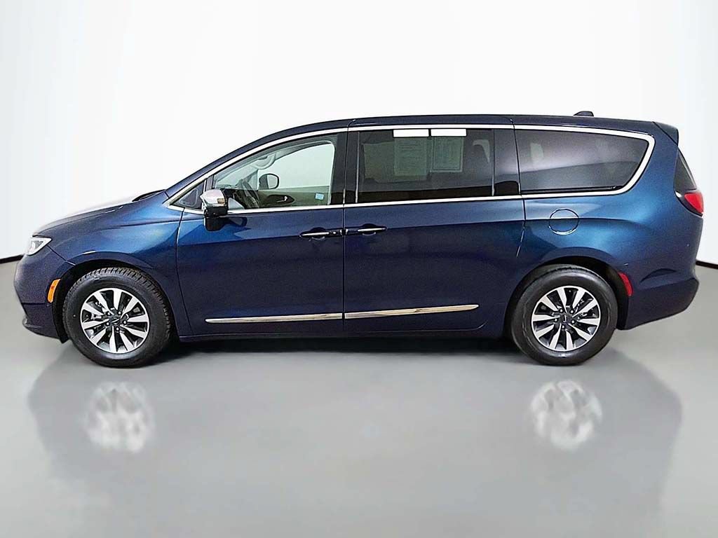 Used 2023 Chrysler Pacifica Limited w/ Uconnect Theater Family Group FWD image 19