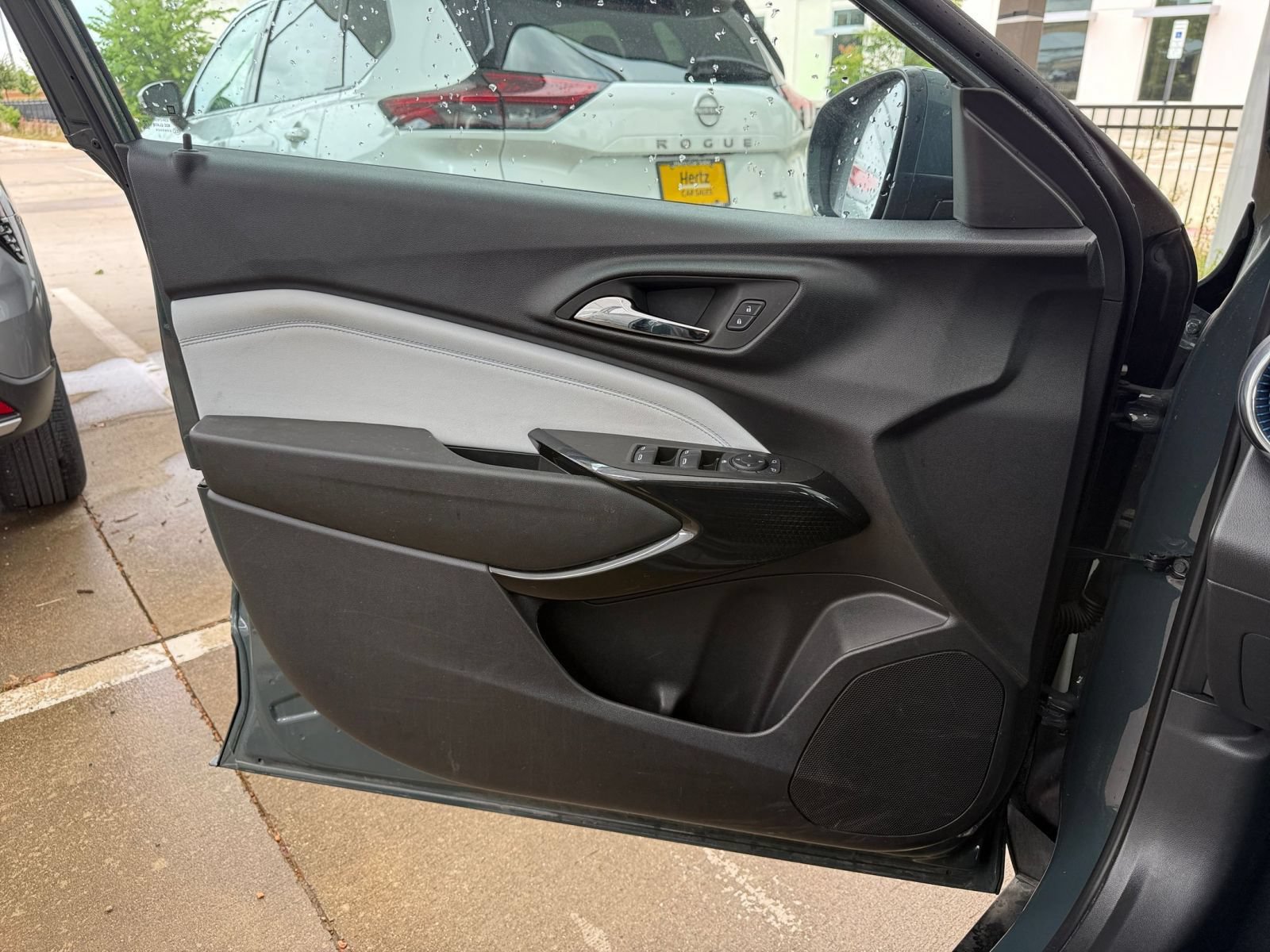 Used 2025 Chevrolet Trax LT FWD image 18