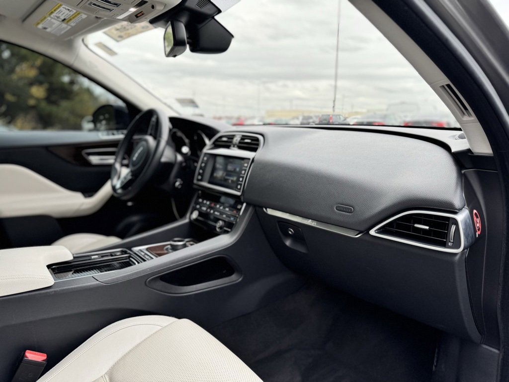 Used 2018 Jaguar F-PACE Prestige image 12