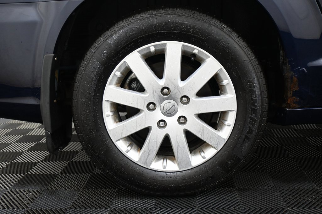 Used 2013 Chrysler Town & Country Touring image 38