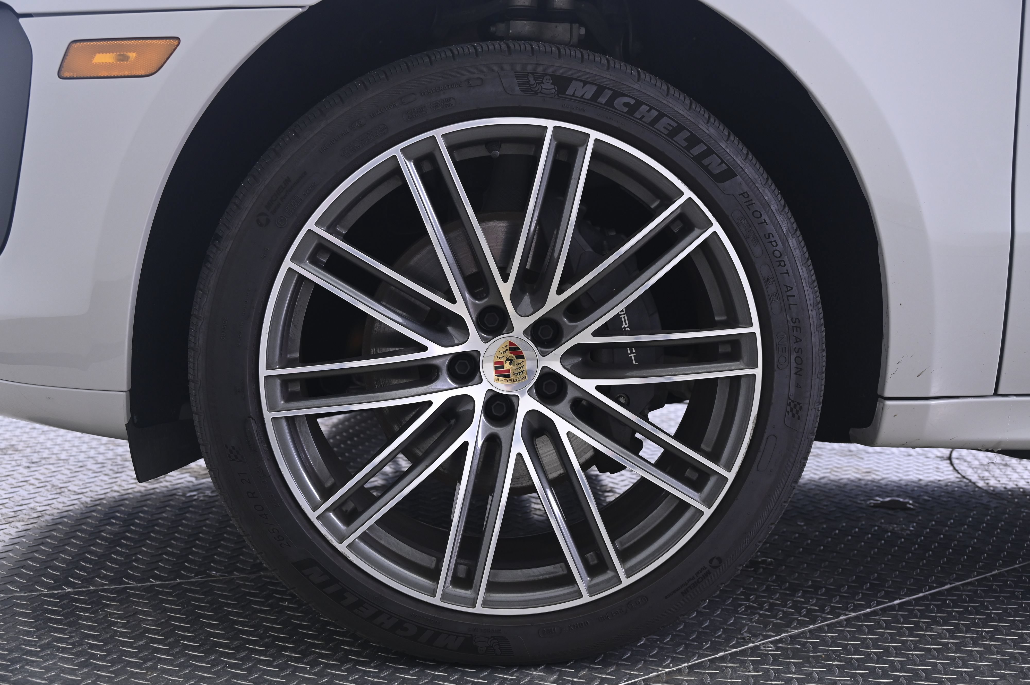 Certified 2023 Porsche Macan AWD/4WD image 11