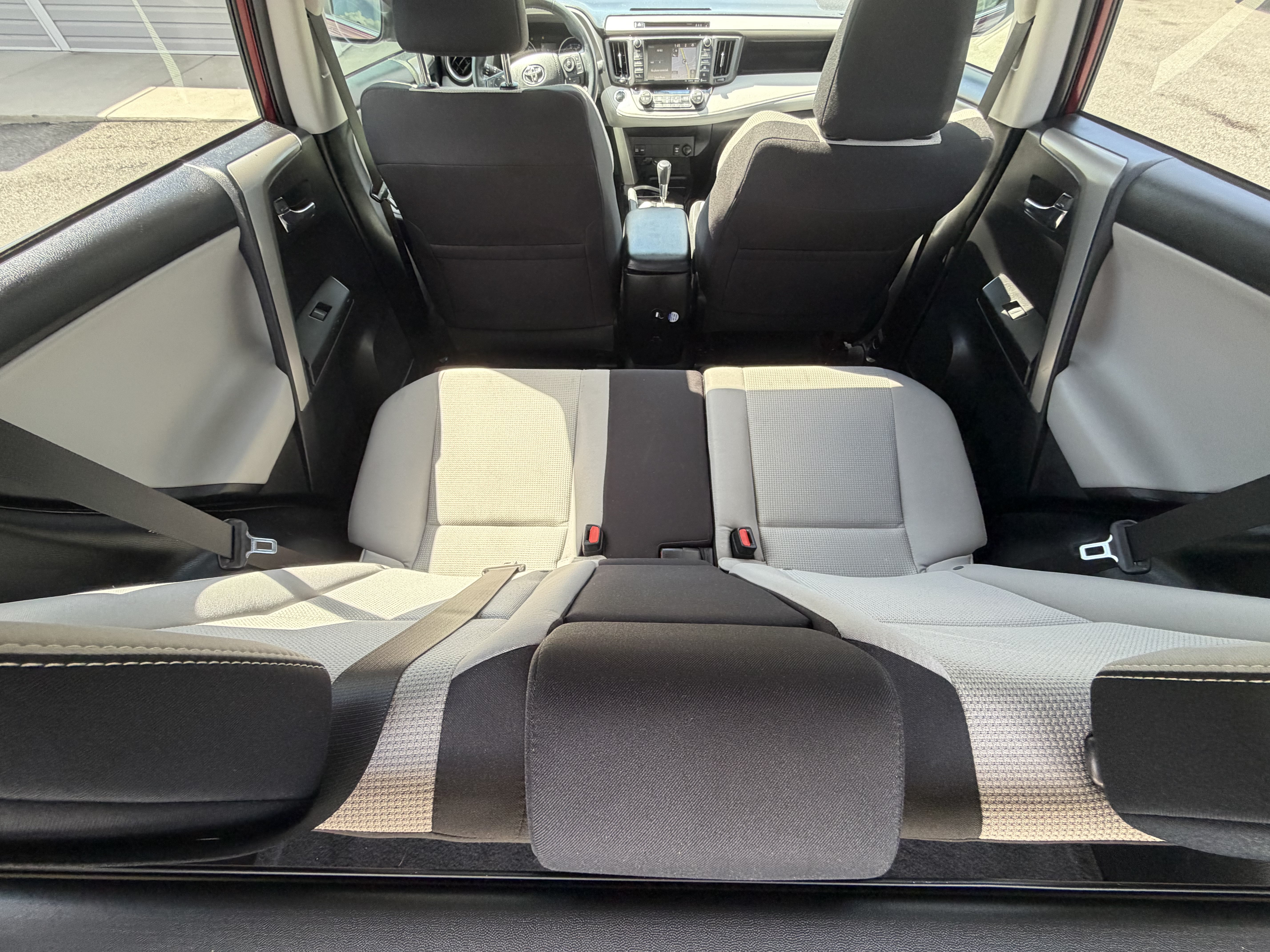 Used 2018 Toyota RAV4 XLE FWD image 17