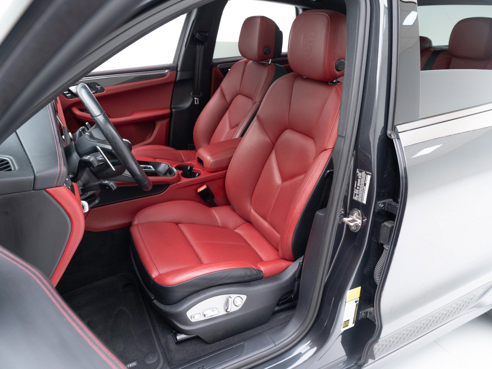 Certified 2023 Porsche Macan image 5