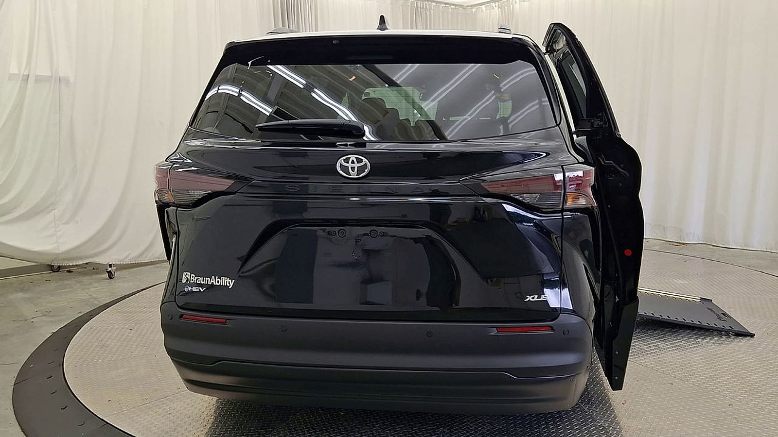 Used 2026 Toyota Sienna XLE FWD image 2