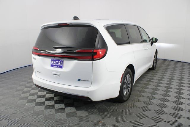Used 2024 Chrysler Pacifica Select image 26