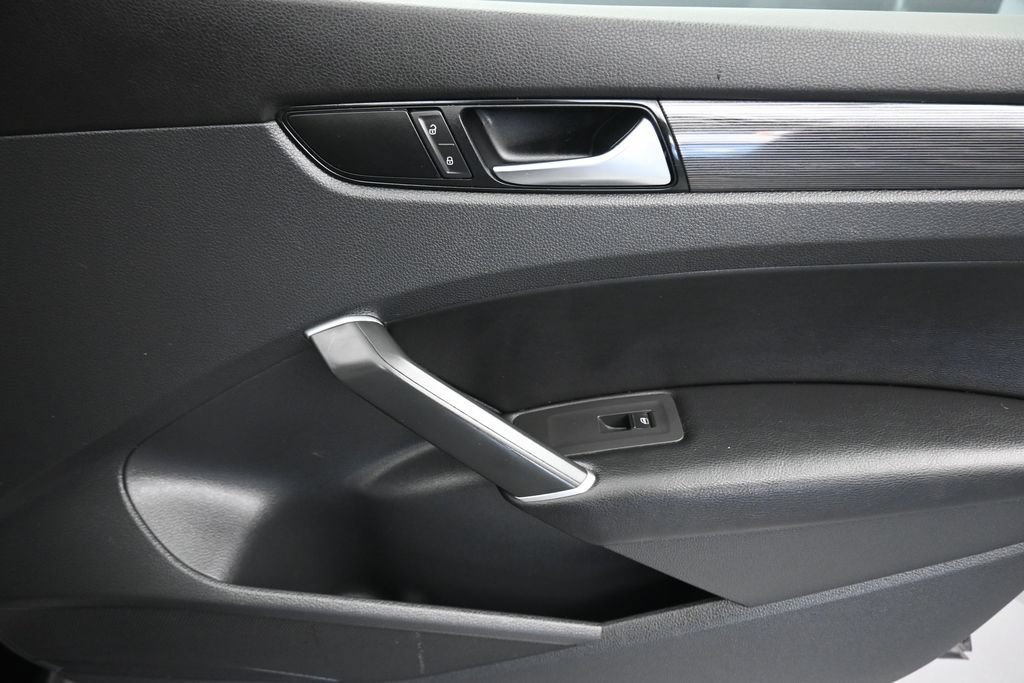 Used 2020 Volkswagen Passat 2.0T R-Line FWD image 43